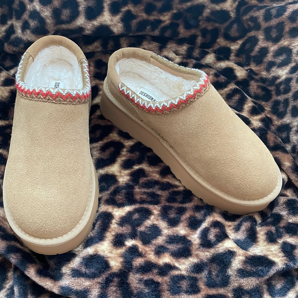 CUSHIONAIRE Kabuki Mule Platform Slide